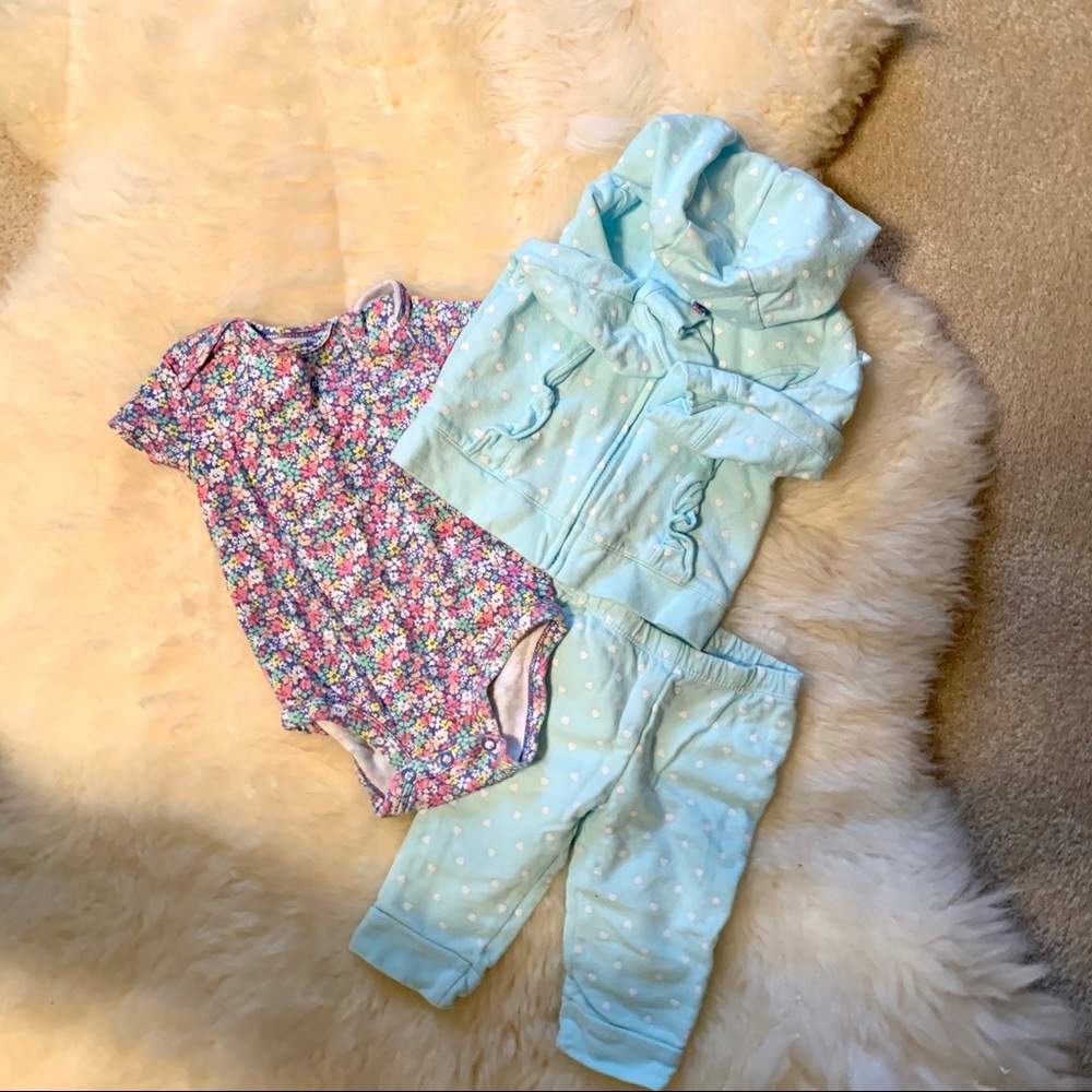🌲Carters track suit outfit. Size 3-6 months.